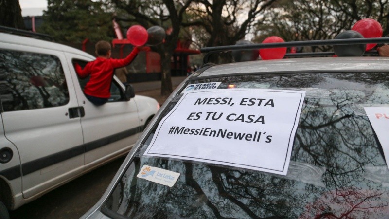 Los hinchas se movilizaron para que Messi vuelva al club.