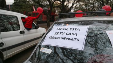 Los hinchas se movilizaron para que Messi vuelva al club.