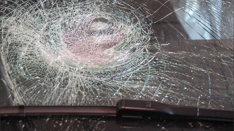 El vidrio del coche terminó todo roto por el piedrazo de la joven