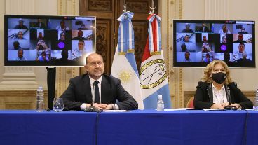 El gobernadoe Perotti junto a la ministra Martorano en los anuncios de este viernes.