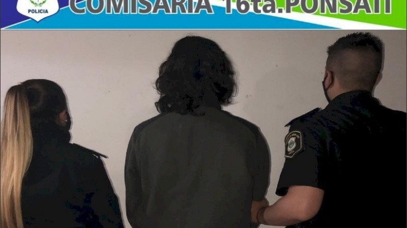 El detenido, que cuenta con antecedentes por agresiones a su ex pareja, fue trasladado a sede policial.