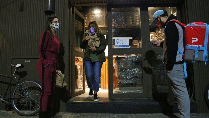 La medida dispone un cierre a las 19.30 pero take away hasta las 22 y delivery, a las 23.