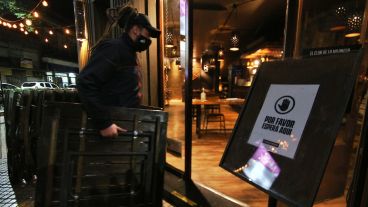 "Por favor espera aquí", el pedido de los bares.