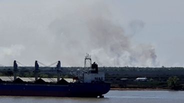 El humo volvió a verse desde Rosario.