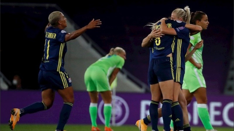Las jugadoras del Lyon celebran la victoria y el título en España.