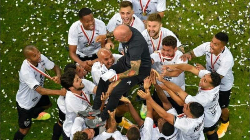 El DT argentino, reconocido por sus jugadores tras el triunfo.