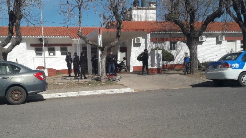 Conmoción en la comisaría local por el violento episodio.