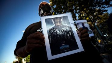 Fans de Boseman, lloran su muerte en Los Ángeles.