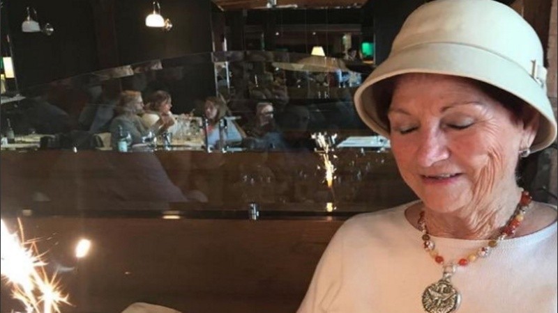 El legislador publicó una foto de su mamá celebrando en un restaurante sin tapabocas.