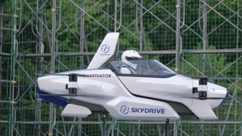 El auto permite transportar por el aire a una persona.