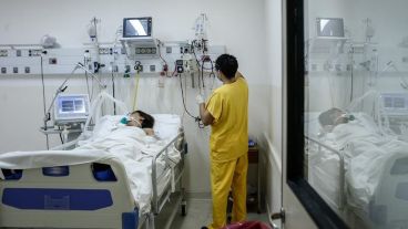 Veinte pacientes con coronavirus están internados en sanatorios de Rosario.