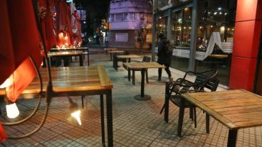 Los locales gastronómicos deberán cerrar la atención en los locales pero podrán seguir con reparto.