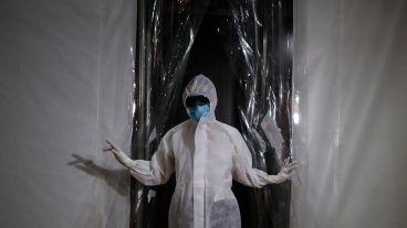 Una profesional de la salud en Tenópolis, centro de aislamiento en Buenos Aires.