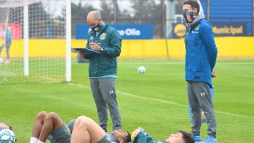 Momentos complejos para el Kily. Debe administrar un grupo de trabajo diezmado.