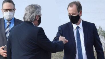 El gobernador entrerriano Gustavo Bordet saludando al presidente Alberto Fernández, el viernes último en Puerto General San Martín.