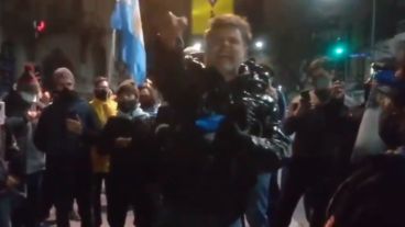 "Si vos estás en tu casa y no podés venir no vengas, nosotros vinimos. Yo me cago ya en cualquier cosa que me digan.", manifestó Alfredo Casero.