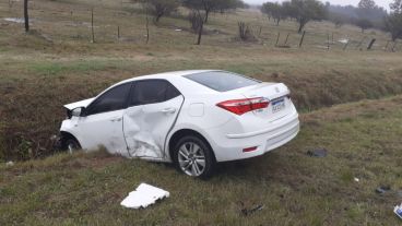 El Toyota de Carloni se llevó la peor parte: en la zanja y con los airbgas fuera.