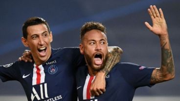 Ney y Di María estuvieron juntos de vacaciones en Ibiza.