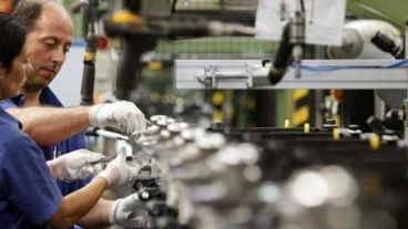 Según el Indec, los 16 sectores de la economía local sufrieron una merma en su actividad.