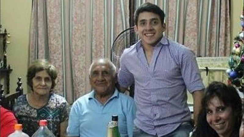 Agustín con su abuelo y su familia.