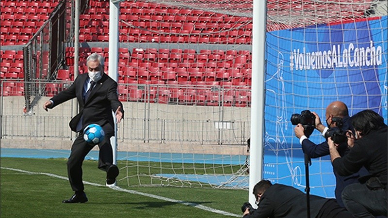El presidente chileno estuvo presente en el estadio Nacional cuando regresó el fútbol en su país