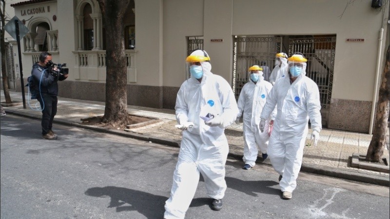 El operativo de traslado de dos adultos mayores desde el geriátrico céntrico a sanatorios de la ciudad. 