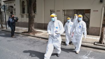 El operativo de traslado de dos adultos mayores desde el geriátrico céntrico a sanatorios de la ciudad.