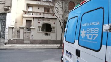El movimiento frente al geriátrico de Mitre al 1600, donde se detectaron los casos.