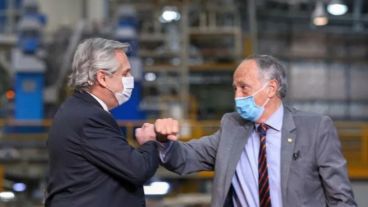 Alberto Fernández, junto al titular de la UIA, Miguel Acevedo.