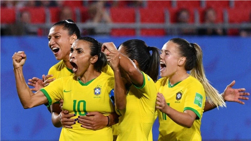 Grito de gol de Marta Da Silva, símbolo de la selección de mujeres, con sus compañeras.