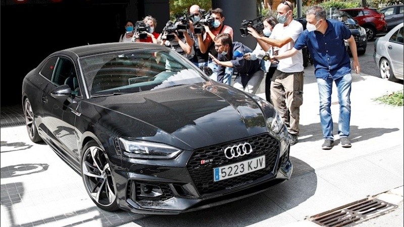 El padre y representante del jugador se reunió con abogados.