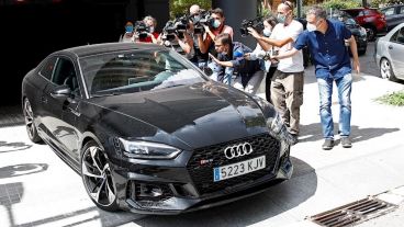 El padre y representante del jugador se reunió con abogados.