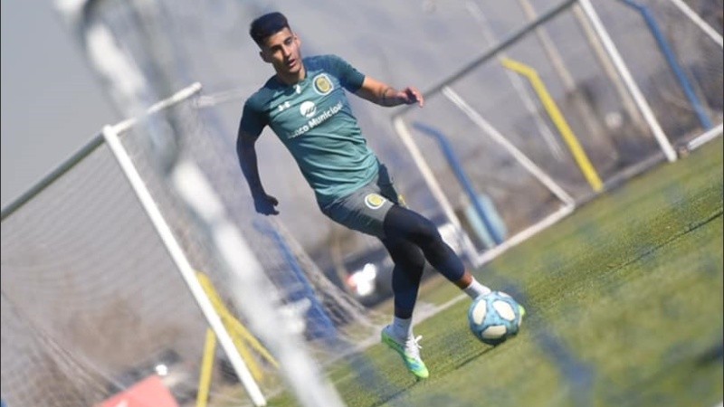 Pereyra nació en Paraná, tiene 21 años y jugó 49 partidos en primera.