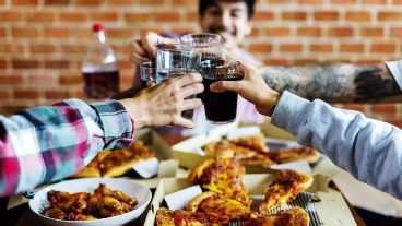 Mejor juntarse de a uno. Desaconsejan reuniones grandes.