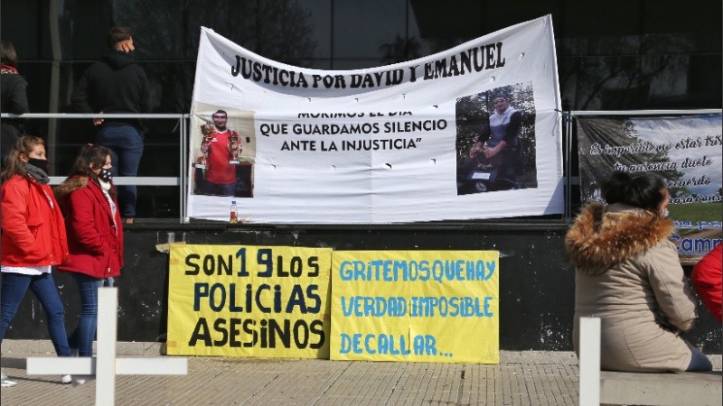 Familiares y allegados de Campos y Medina se movilizaron frente al Centro de Justicia Penal.