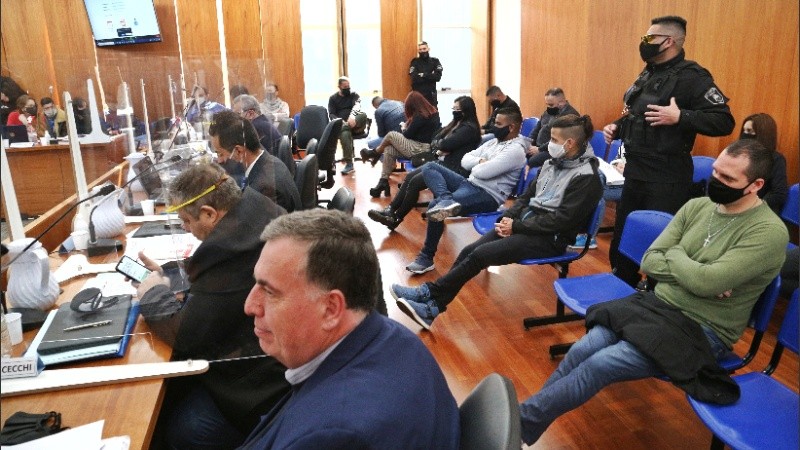 De los 19 policías, dos están acusados por gatillo fácil y los otros por encubrir la escena del doble crimen.