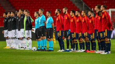 Momento previo al partido entre las selección alemana y española.