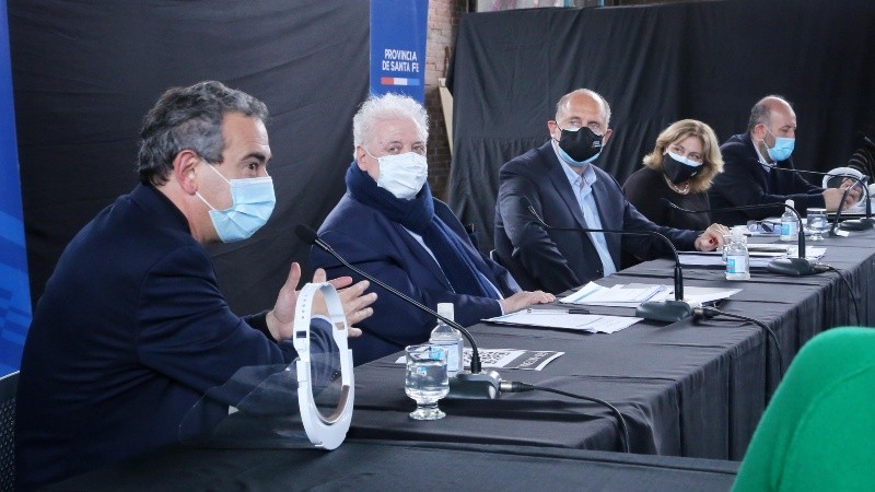 La reunión en el Galpón 13 de la costanera de Rosario, entre Perotti, Ginés, Javkin, Martorano y Caruana. 