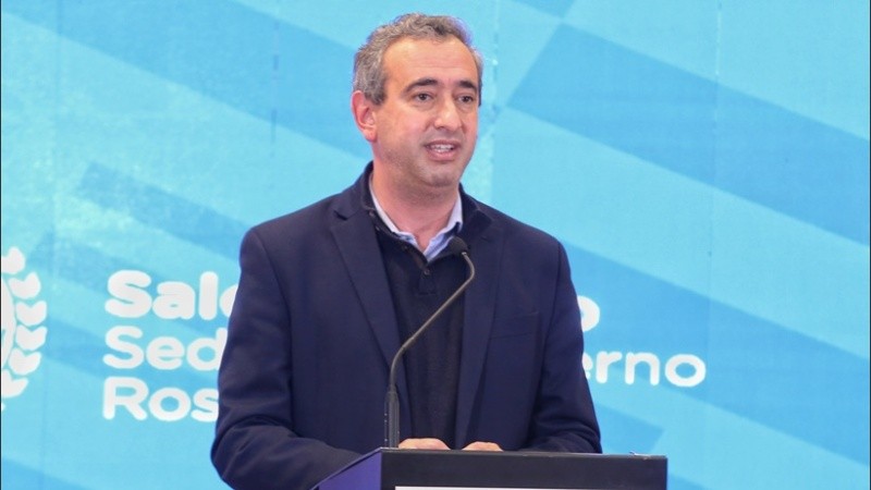 El intendente de Rosario durante los anuncios.