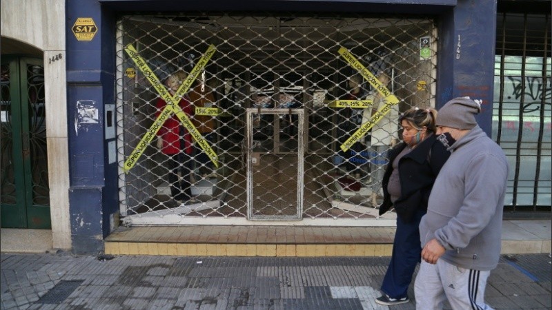 Persianas bajas en los negocios del centro de Rosario este sábado, luego de las medidas. 