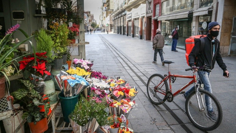 La peatonal semi vacía en este sábado de cuarentena estricta.