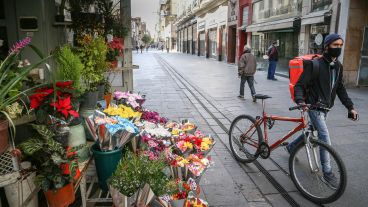 La peatonal semi vacía en este sábado de cuarentena estricta.