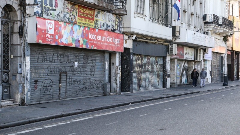 Comercios de calle San Luis con persianas bajas.
