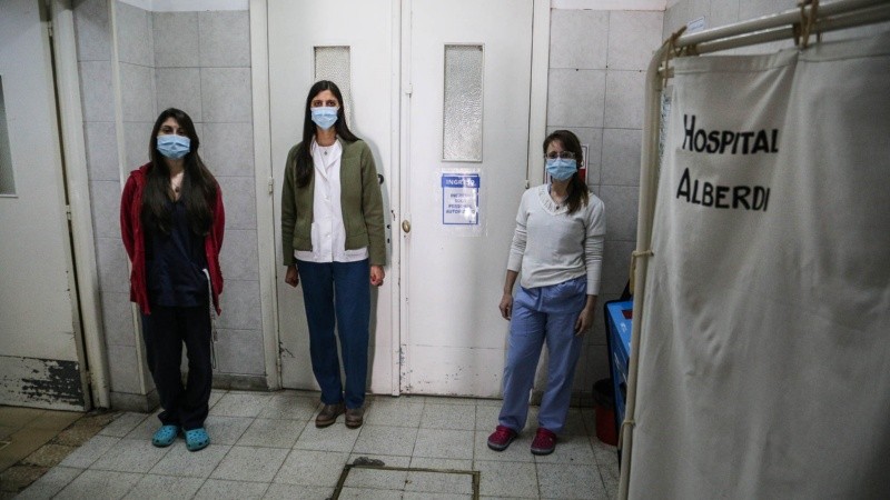 Gisela, María y Carla integran el equipo de guardia del hospital Alberdi.