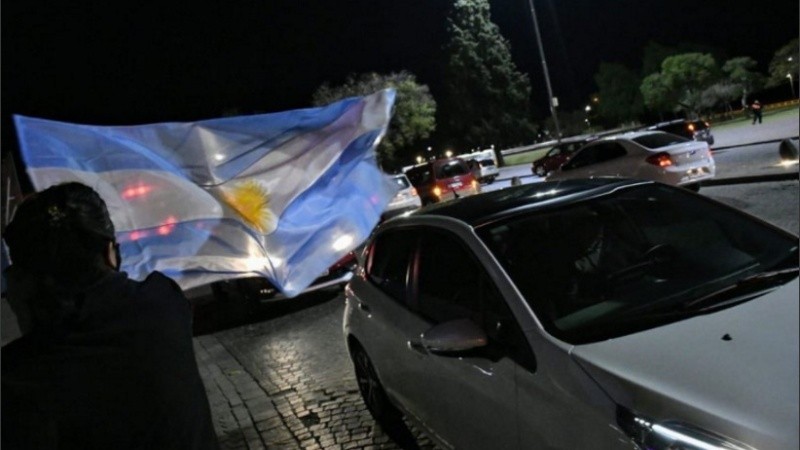 Rosarinos agitan banderas argentinas contra las restricciones del gobierno.