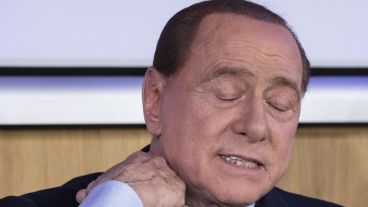 El ex primer ministro de Italia permanece internado por covid-19.