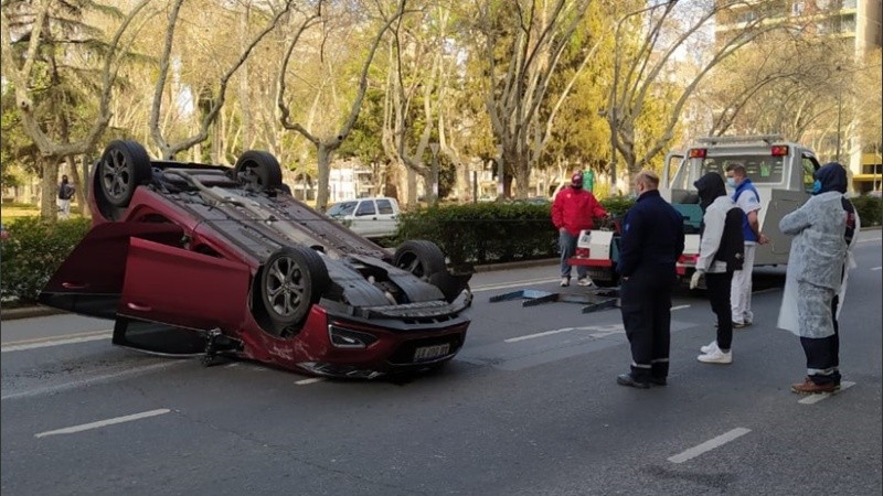 El auto quedó volcado en avenida Pellegrini.