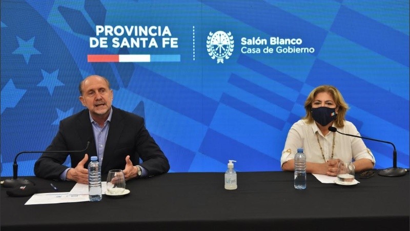  Perotti y la ministra Martorano, en la conferencia de este domingo en Santa Fe. 