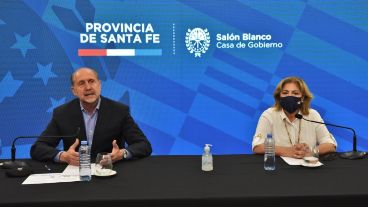Perotti y la ministra Martorano, en la conferencia de este domingo en Santa Fe.