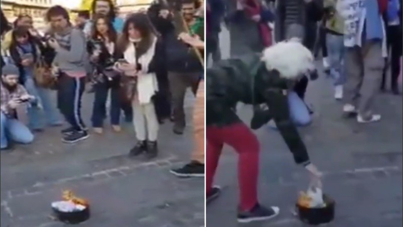 Las personas reunidas quemaron barbijos en señal de protesta. 